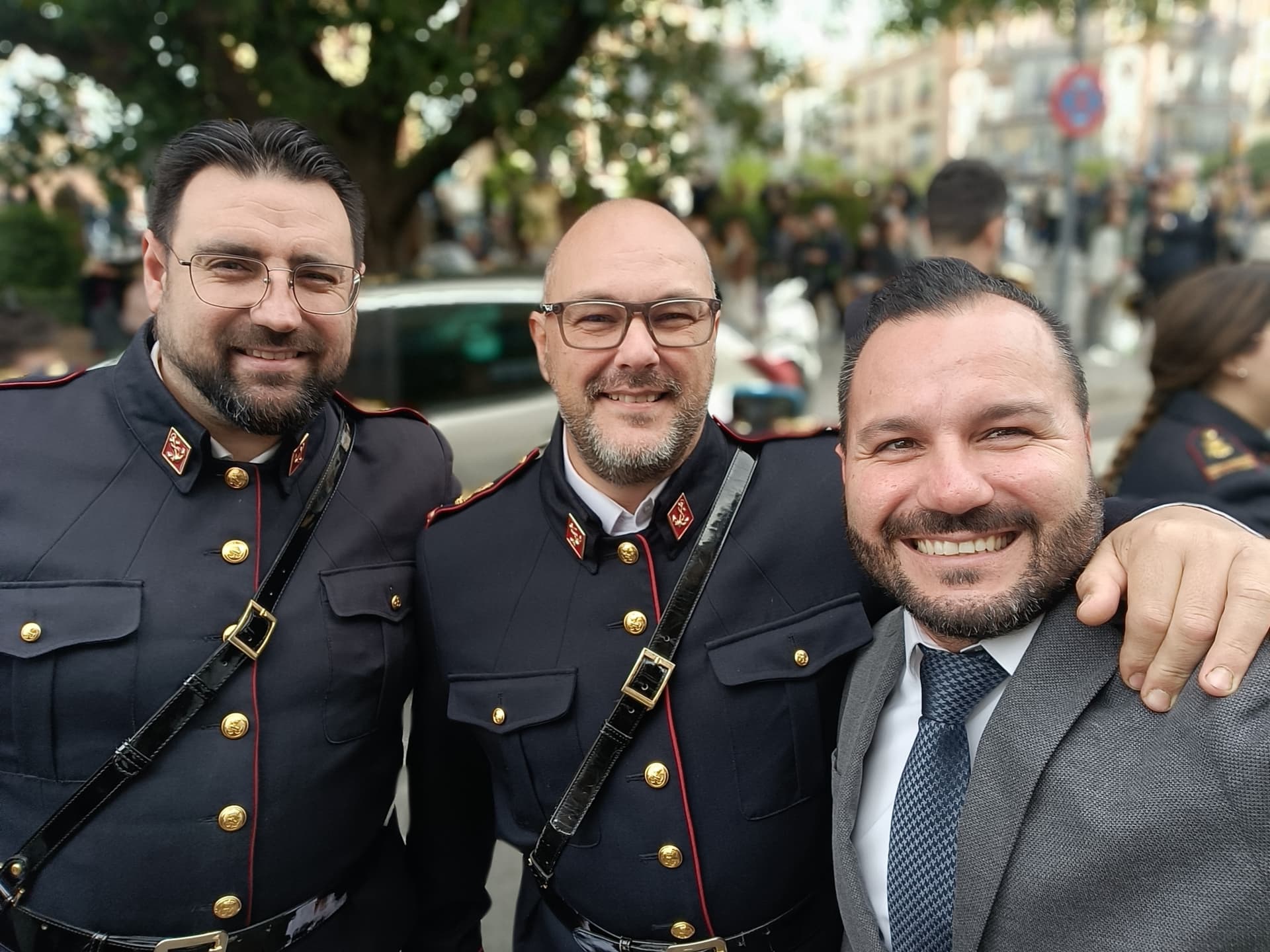Manu Guerrero con dos músicos uniformados en la calle antes de una salida procesional