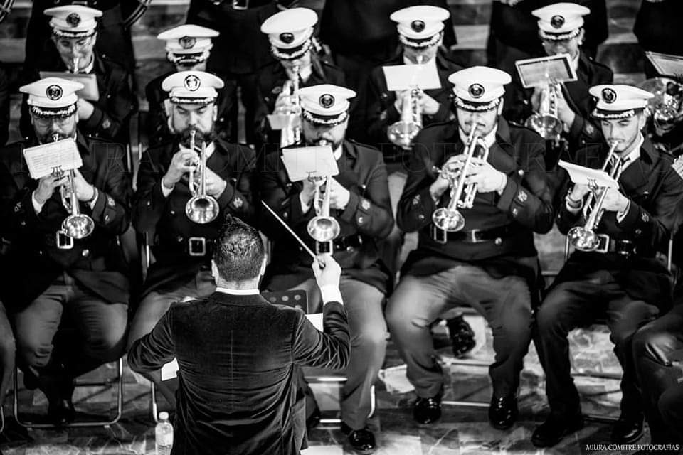 Vista cenital de la banda de cornetas durante un concierto