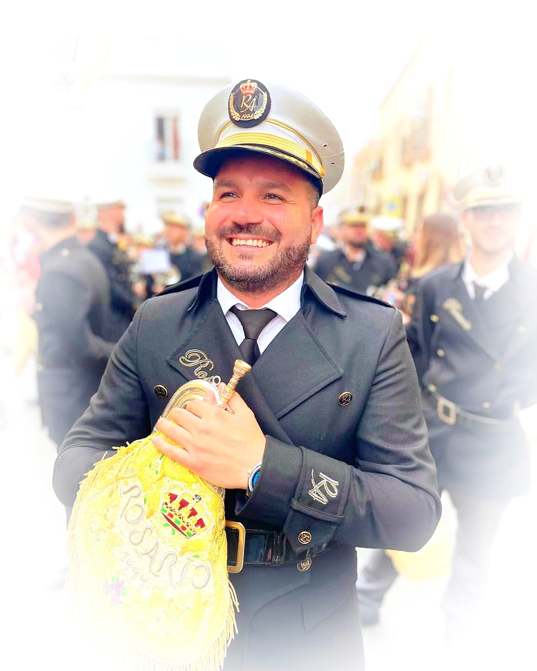 Manu Guerrero sonriente con la corneta de la banda del Rosario
