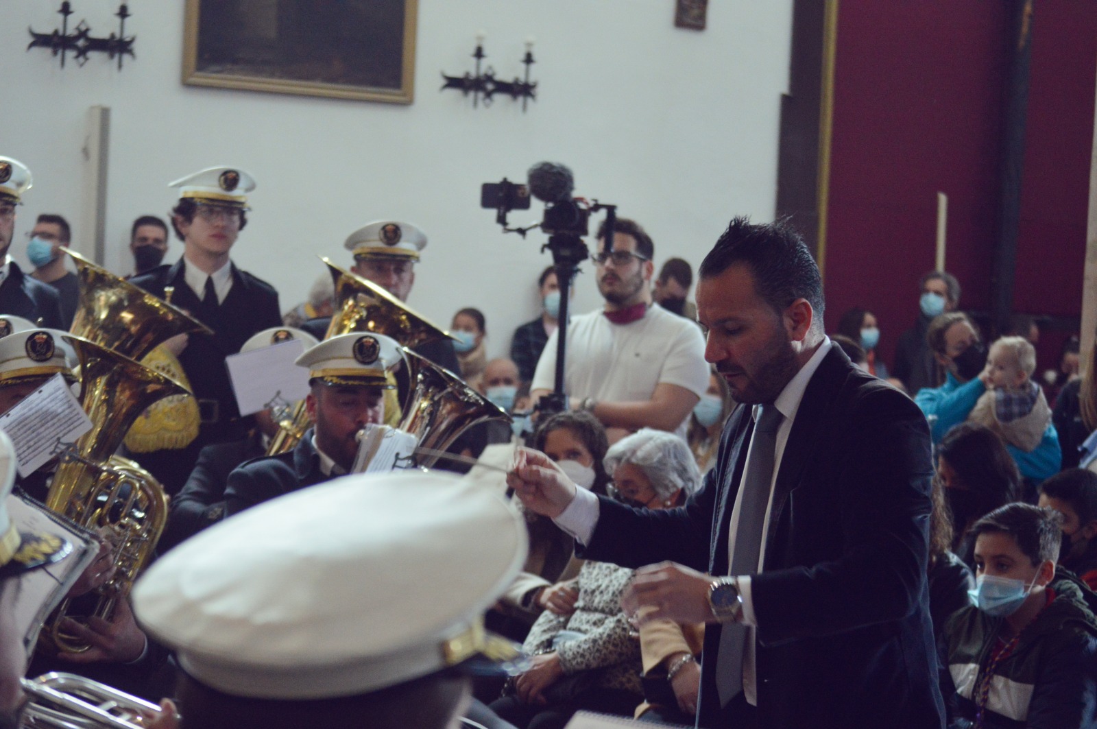 Manu Guerrero dirigiendo entre el público durante un concierto
