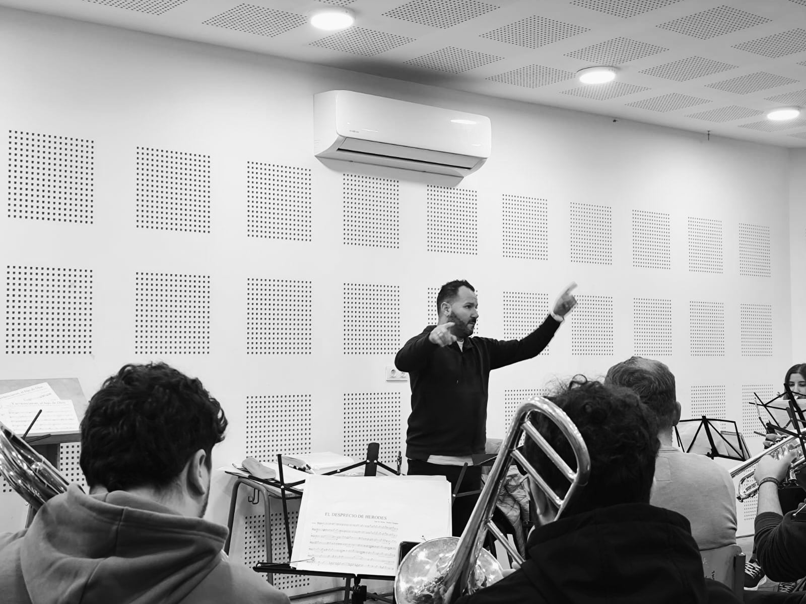 Ensayo de la banda con la partitura de 'El desprecio de Herodes'