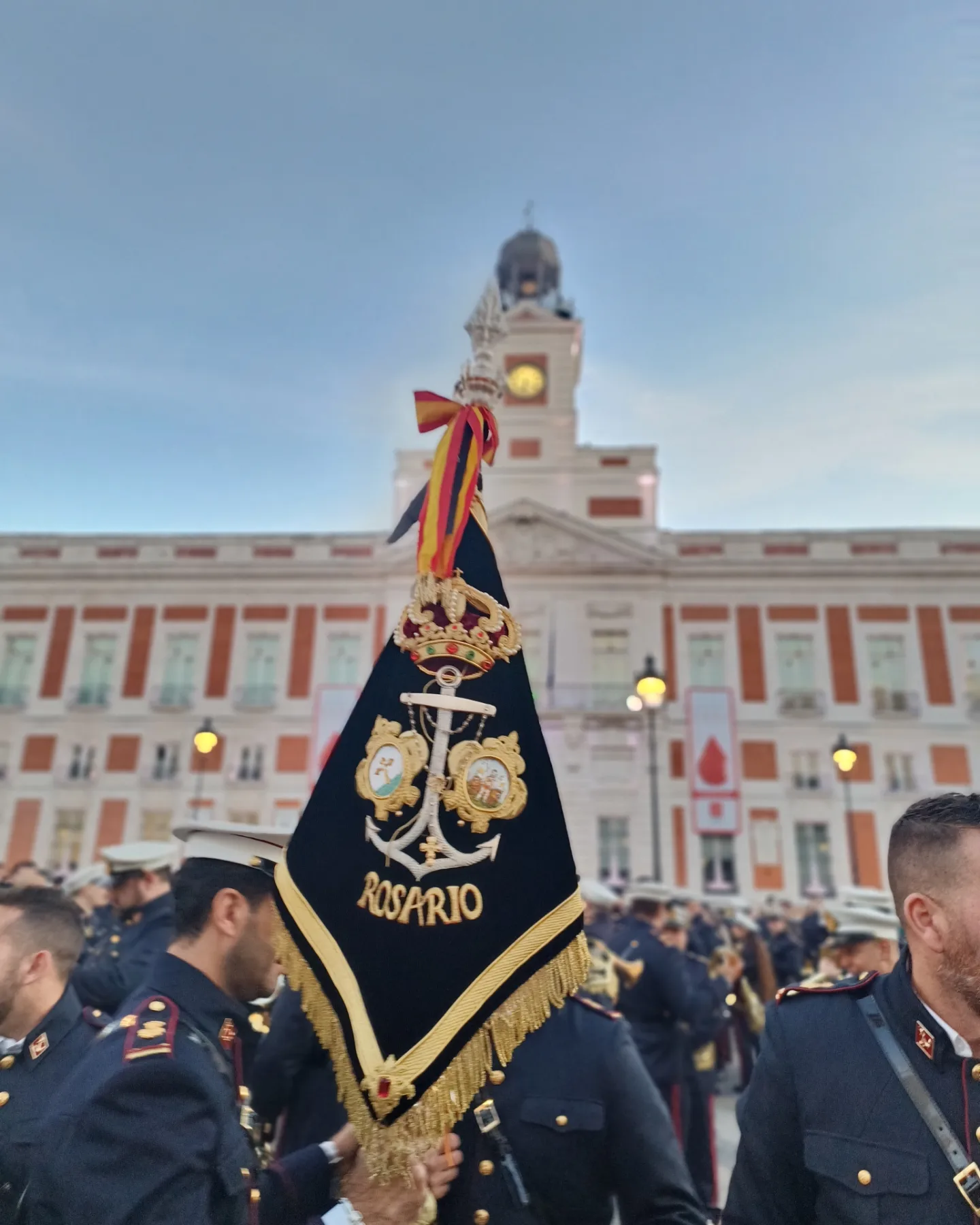 Estandarte de la banda del Rosario en la Puerta del Sol de Madrid