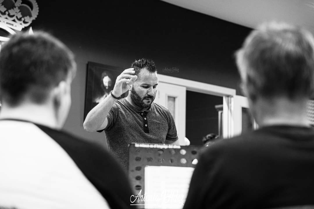 Manu Guerrero durante un ensayo con la banda