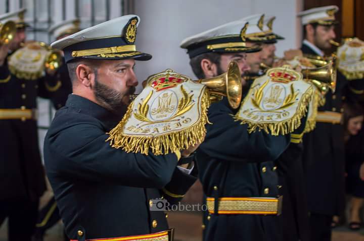 Sección de cornetas de la banda del Rosario tocando durante una procesión