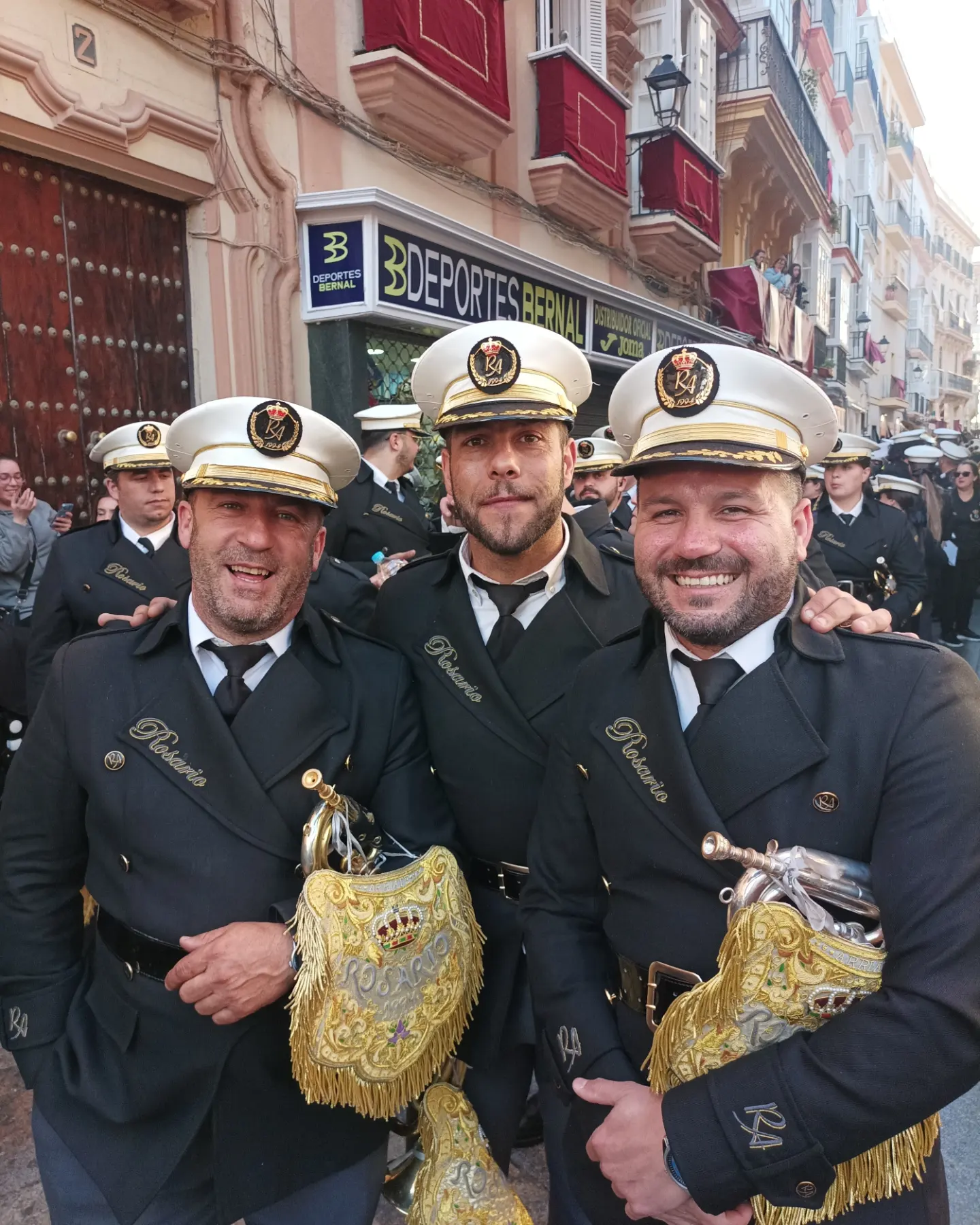 Manu Guerrero con dos músicos de la banda del Rosario en una calle de Cádiz