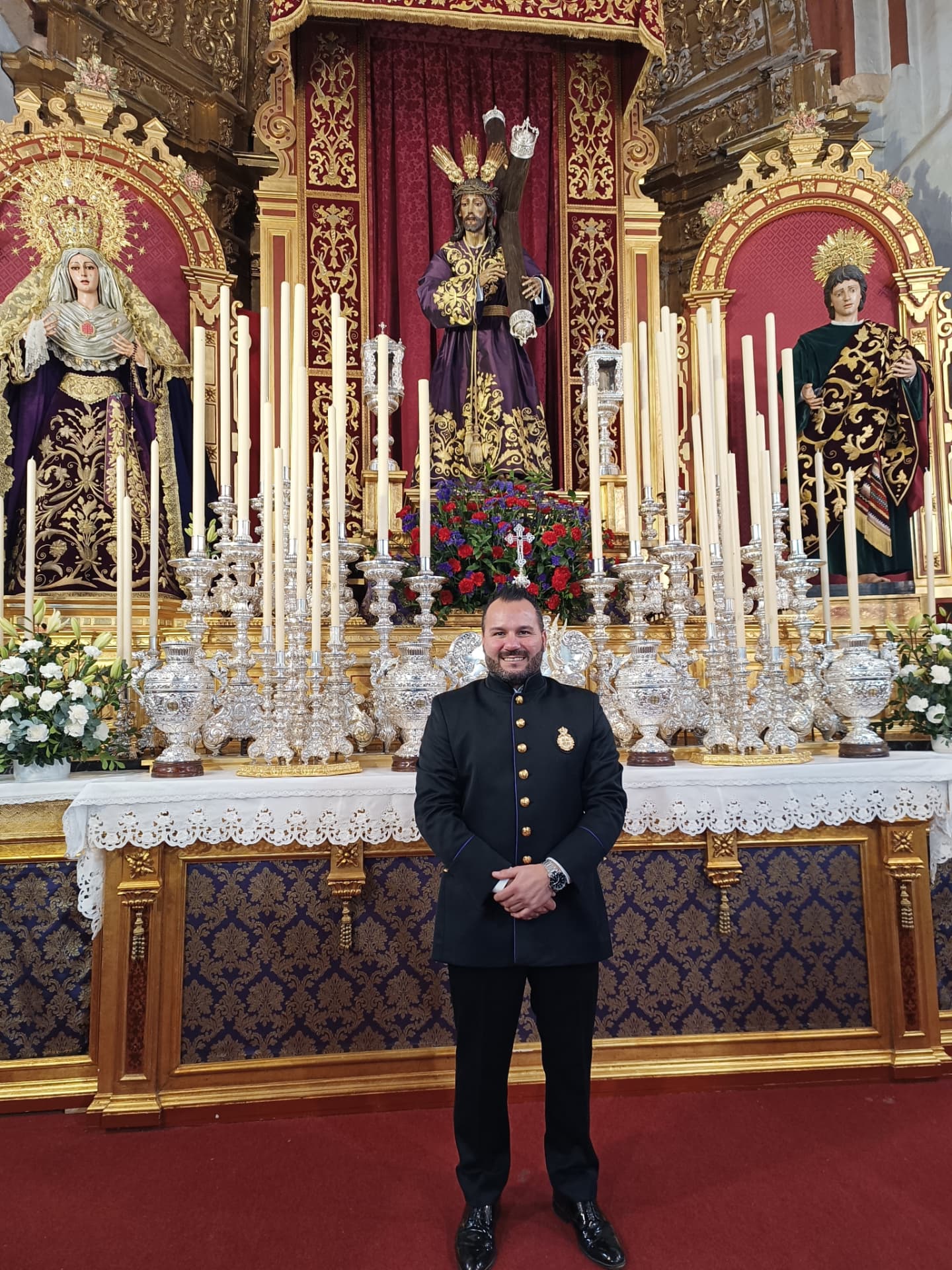 Manu Guerrero con uniforme ante el altar de Jesús Cautivo y la Virgen