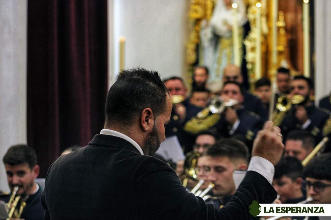 Dirección de espaldas ante la banda en el concierto de La Esperanza