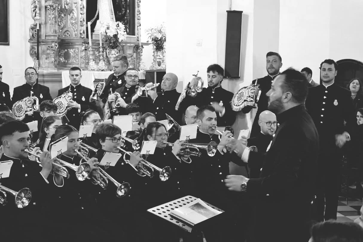 Concierto de la banda en blanco y negro dirigido por Manu Guerrero