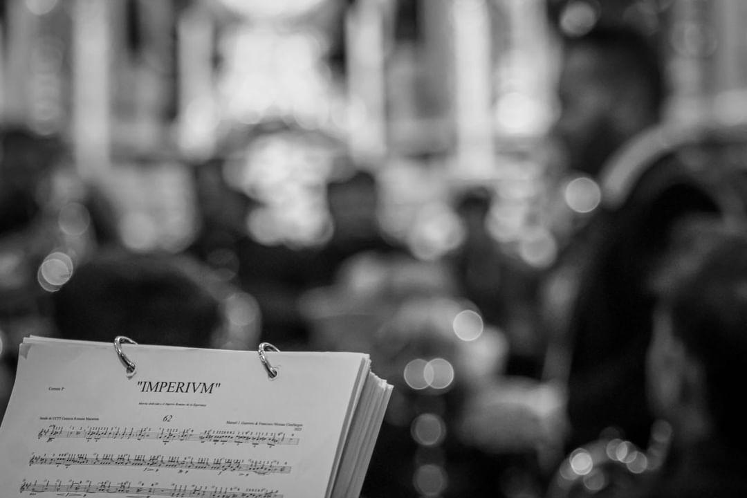 Partitura de la marcha 'Imperivm' sobre el atril durante el concierto