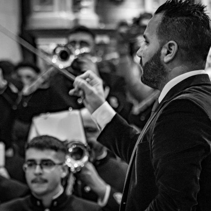 Retrato de dirección con la banda al fondo en blanco y negro