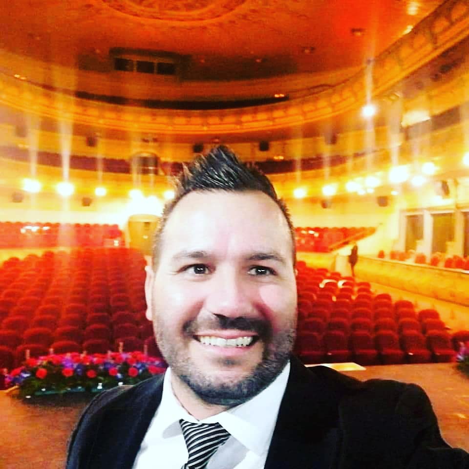Manu Guerrero en el patio de butacas de un teatro histórico