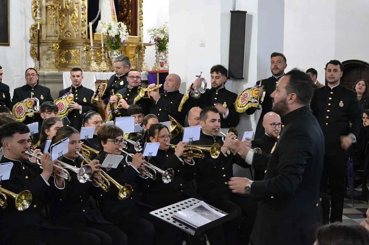 Dirección de la banda ante el altar mayor durante un concierto sacro
