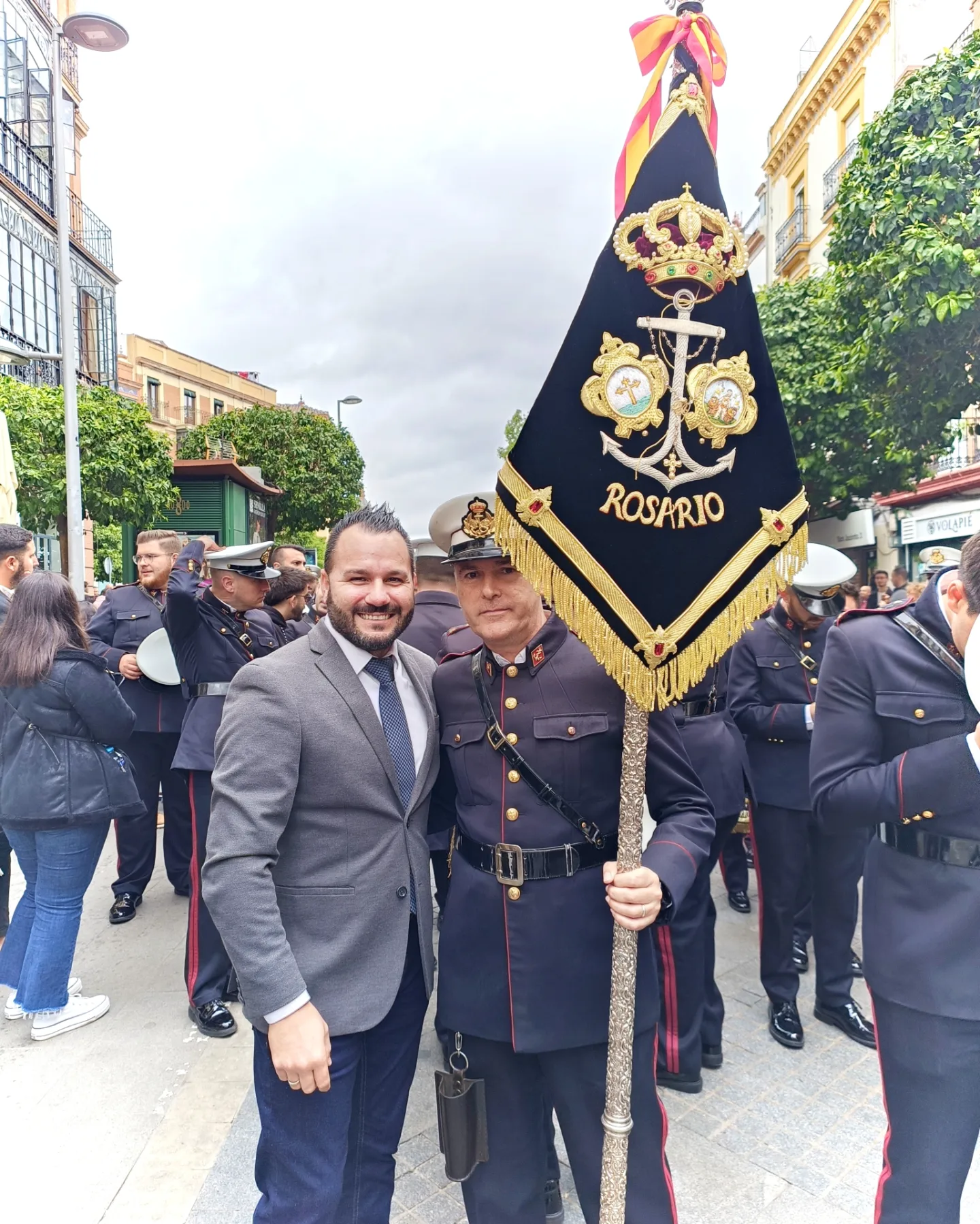 Manu Guerrero junto al portaestandarte de la banda del Rosario en Sevilla