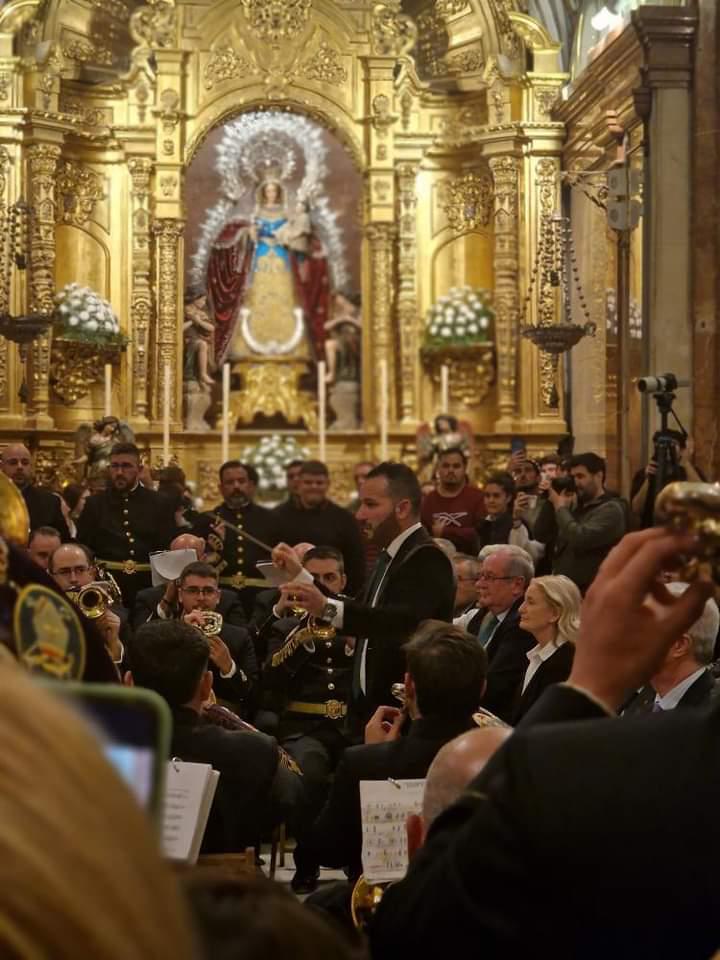 Concierto ante el altar dorado con la imagen de la Virgen