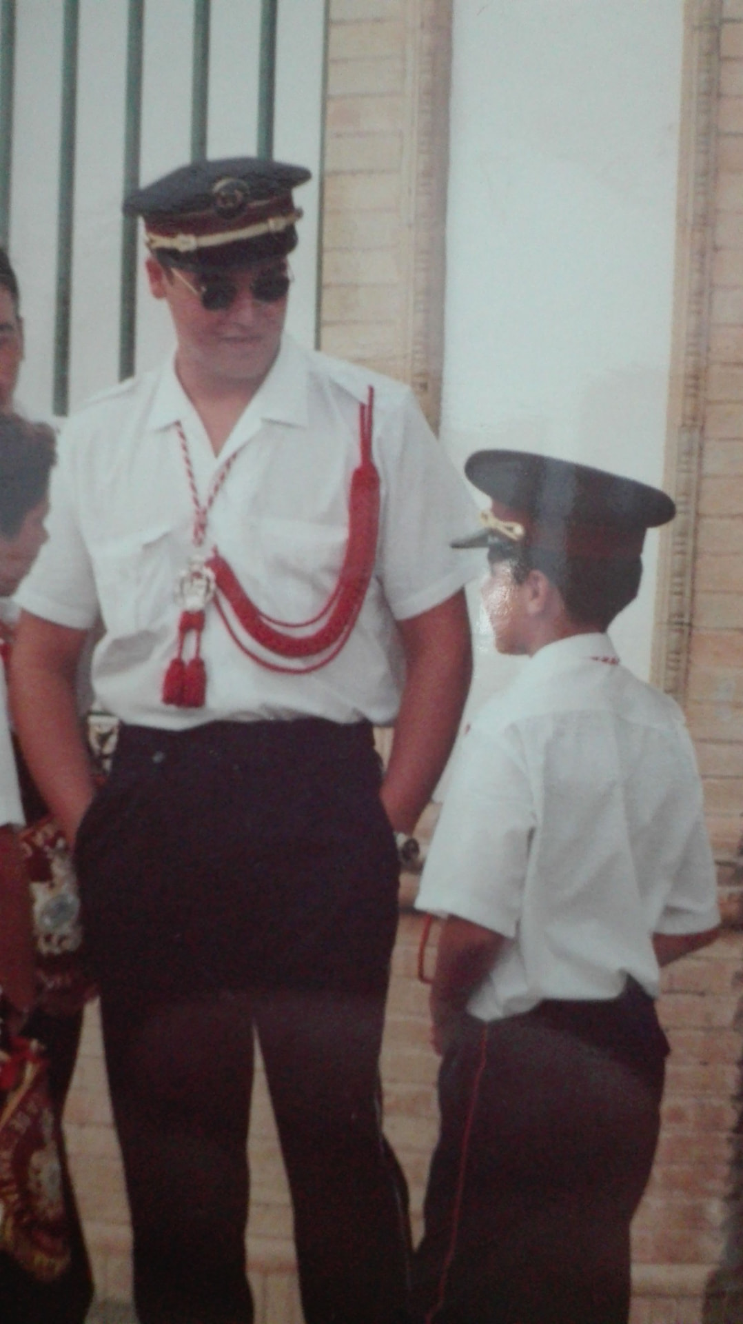 Fotografía antigua de Manu Guerrero de niño con uniforme de banda