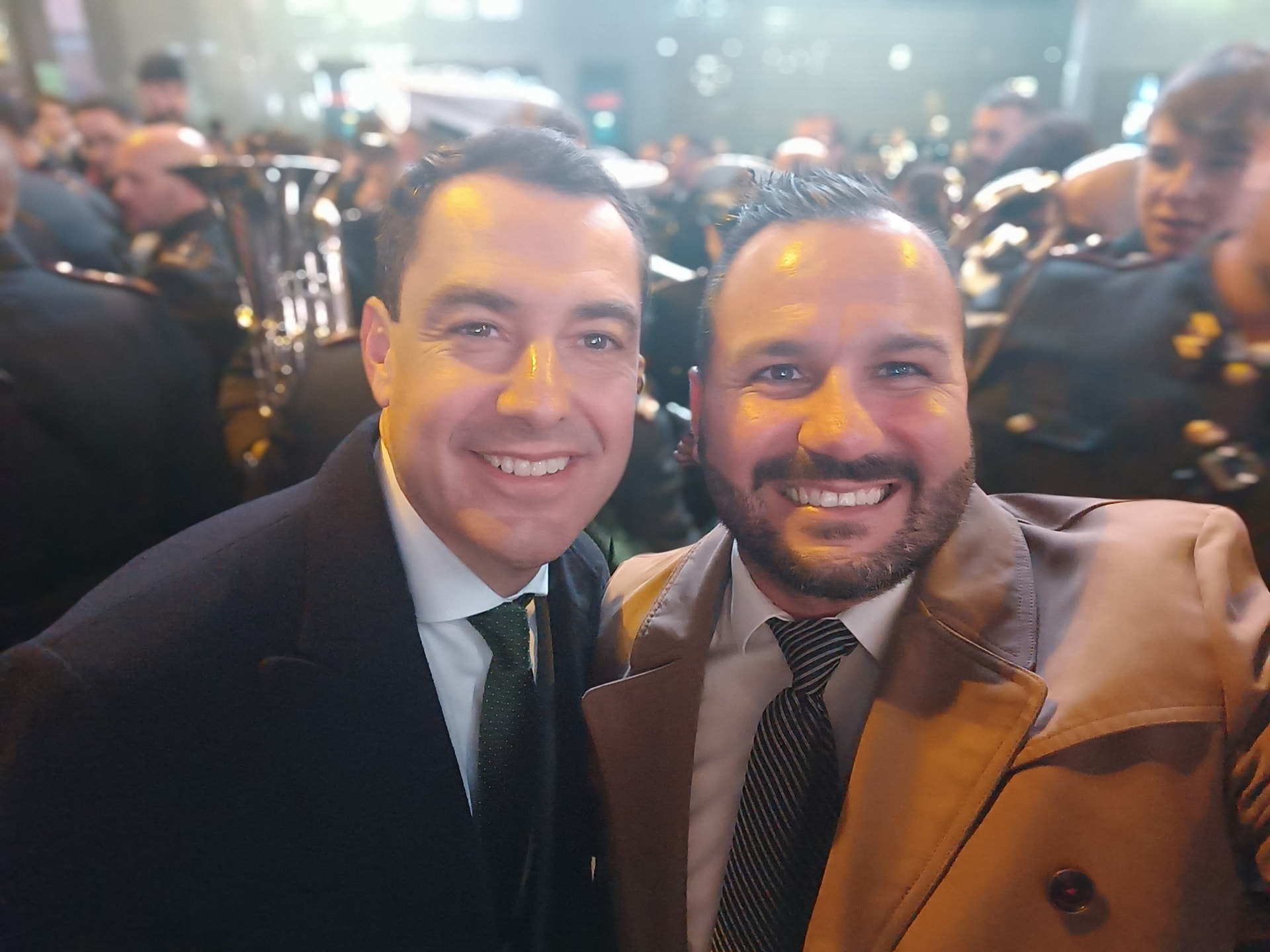 Manu Guerrero junto a Juanma Moreno tras un acto con la banda