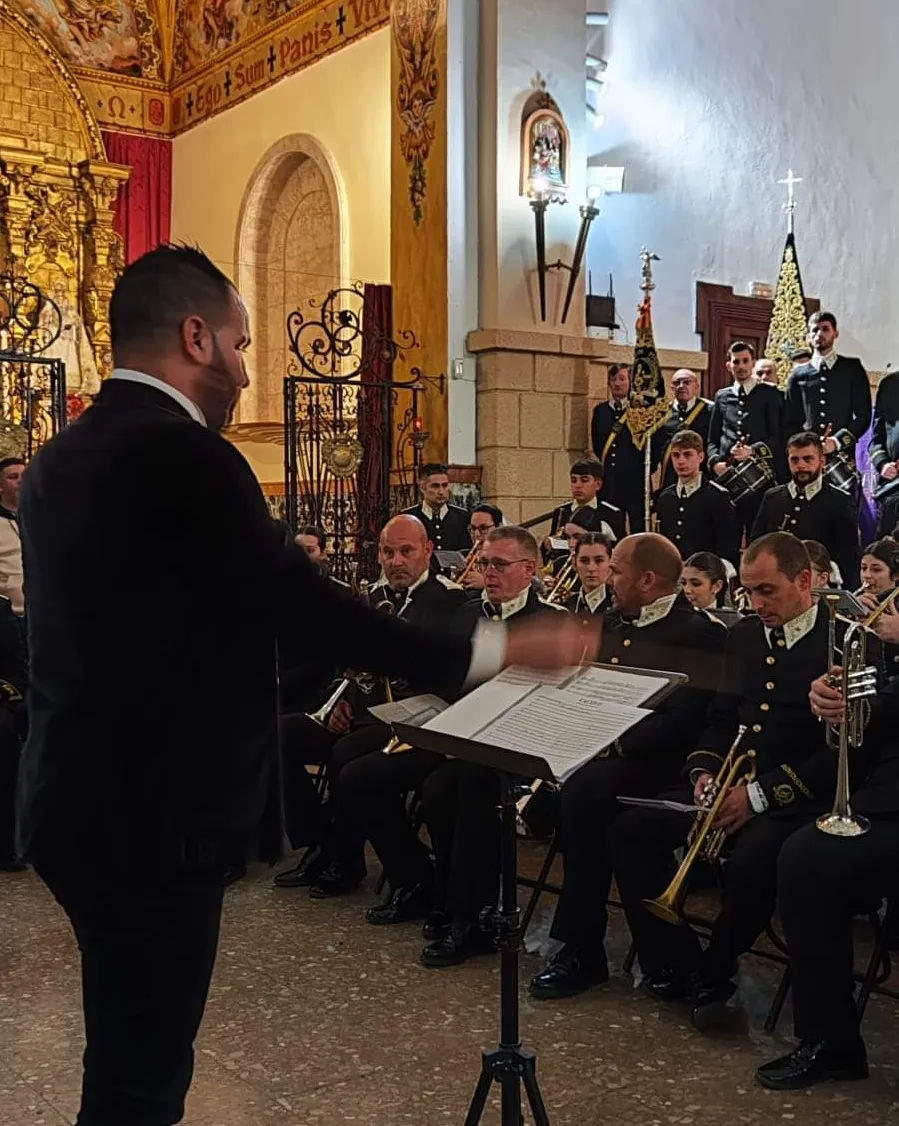 Manu Guerrero dirigiendo la banda en el interior de una iglesia