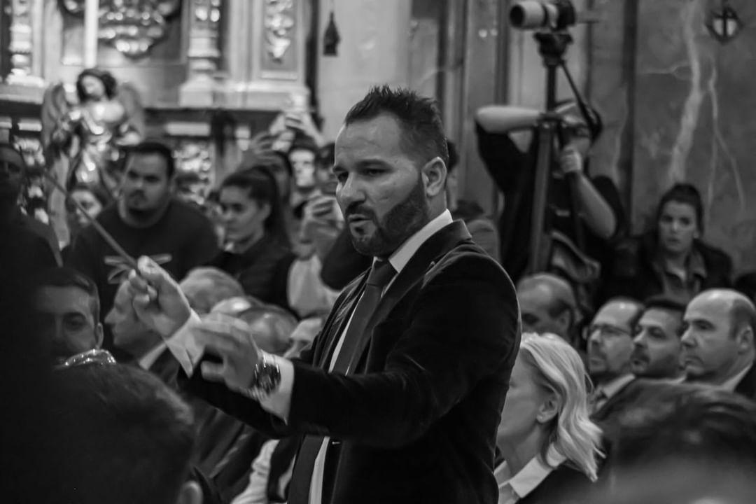 Manu Guerrero dirigiendo entre el público en un concierto sacro